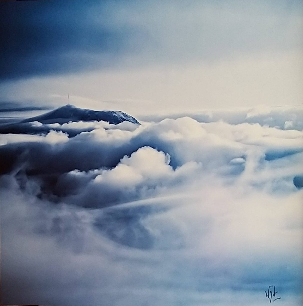 Photo Puy de Dôme dans les nuages le soir